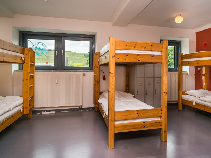 https://www.babelfish-hostel.de/media/Galeryrooms/019 ten bed room.jpg